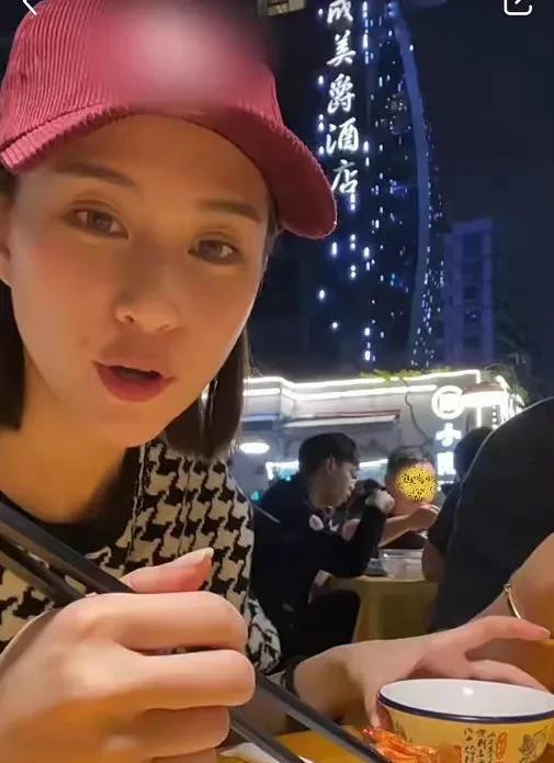 黑红小花在娱乐圈吃瓜